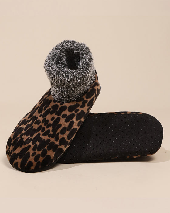 Winterliche Plüsch-Bodensocken mit Leopardenmuster