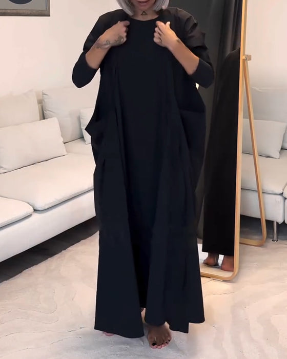 Modisches, einfarbiges, plissiertes kleid mit schnürung und rundhalsausschnitt