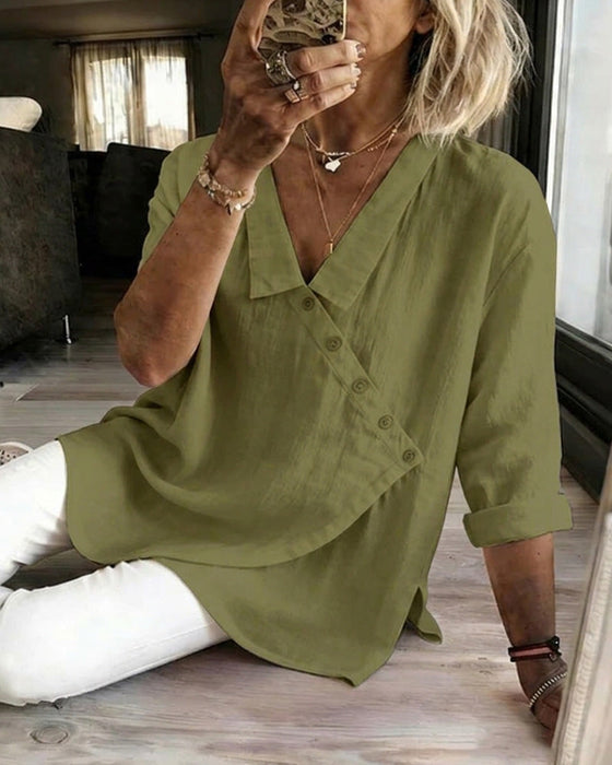 Bluse mit asymmetrischer diagonaler Knopfleiste und Kragen