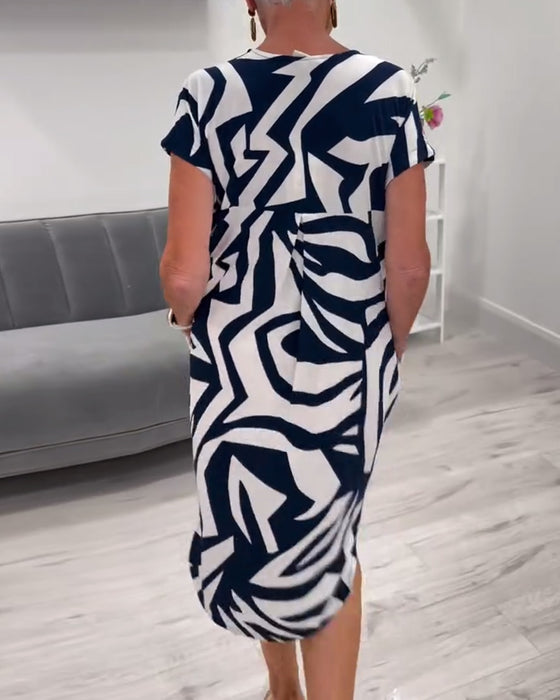 Bedrucktes kleid mit kurzen ärmeln und v-ausschnitt