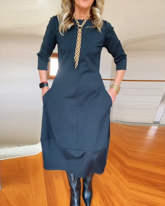 Elegantes einfarbiges kleid mit rundhalsausschnitt und tasche