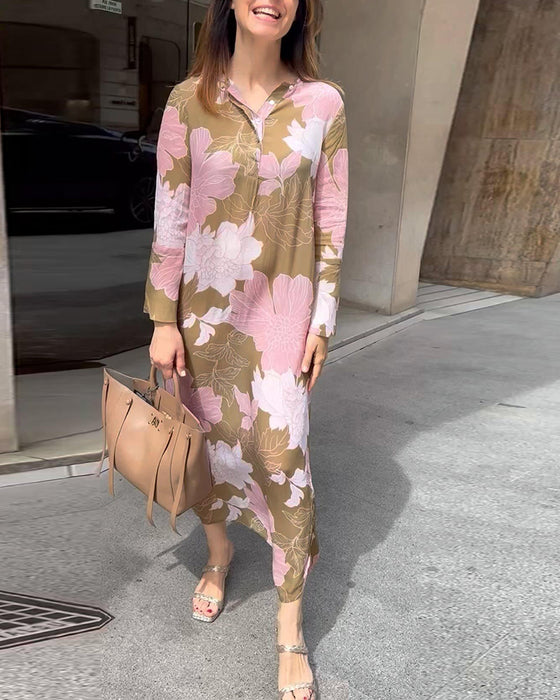 Lässiges, geschlitztes maxikleid mit blumendruck und langen ärmeln