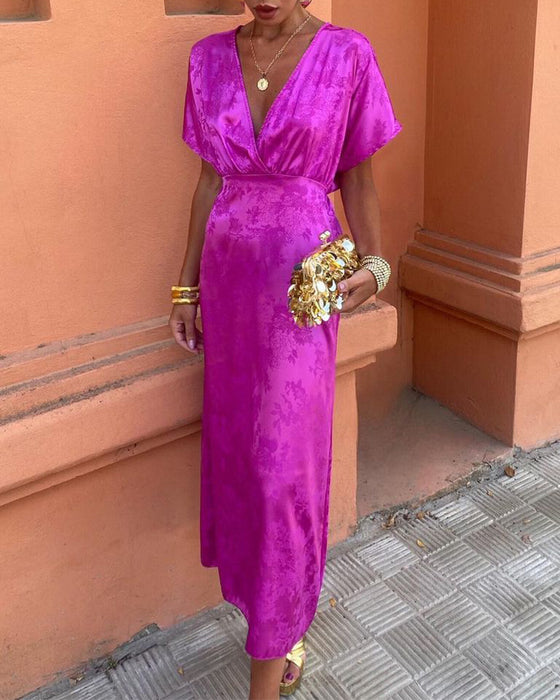 Einfarbiges, elegantes kleid mit tiefer v-taille