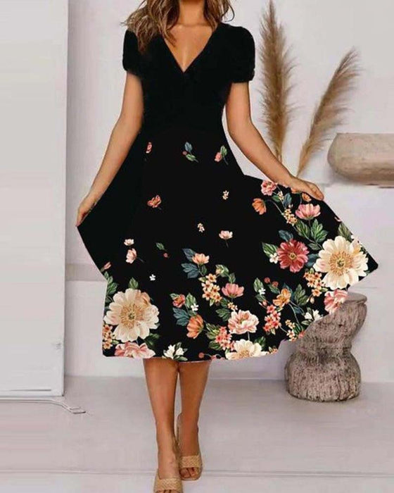Kurzärmeliges Kleid Mit V-Ausschnitt Und Blumenmuster