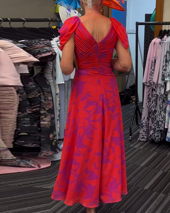 Bedrucktes kleid mit plissiertem schlitz