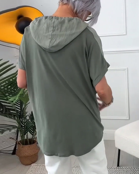 Lässige bluse mit kapuze und blumenmuster und kurzen ärmeln