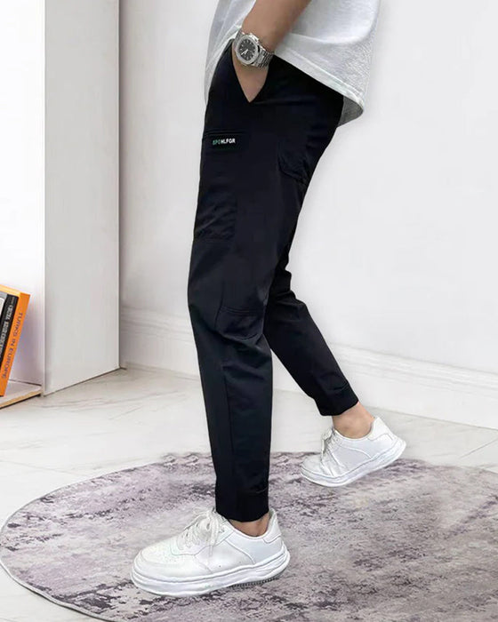Hochelastische skinny-cargohose mit mehreren taschen für herren