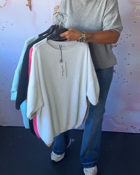 Lässiger, lockerer pullover mit rundhalsausschnitt und unifarbe