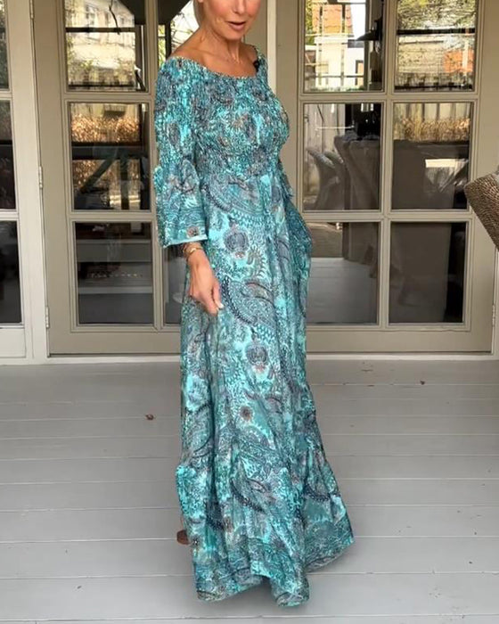 Elegantes bedrucktes langes kleid mit one-shoulder-träger und ausgestellten ärmeln
