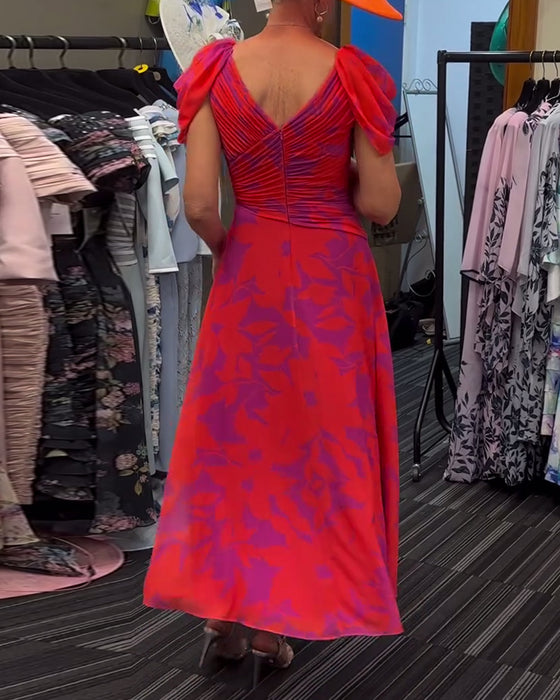 Bedrucktes kleid mit plissiertem schlitz