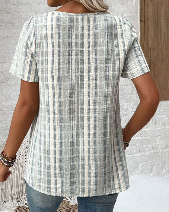 Lässiges T-Shirt mit V-Ausschnitt und Streifenkaro