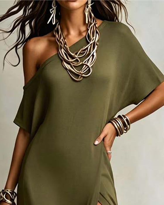 Kleid Mit Geschrägtem Schlitzschulter Und Schlitz