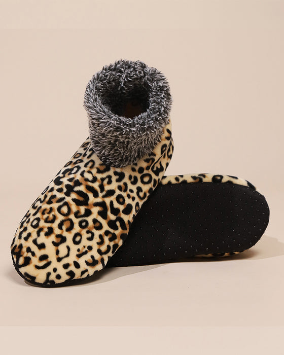 Winterliche Plüsch-Bodensocken mit Leopardenmuster
