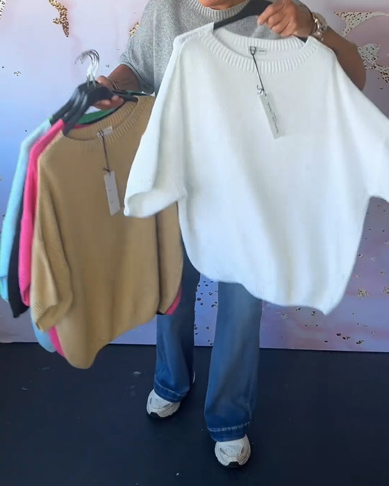 Lässiger, lockerer pullover mit rundhalsausschnitt und unifarbe