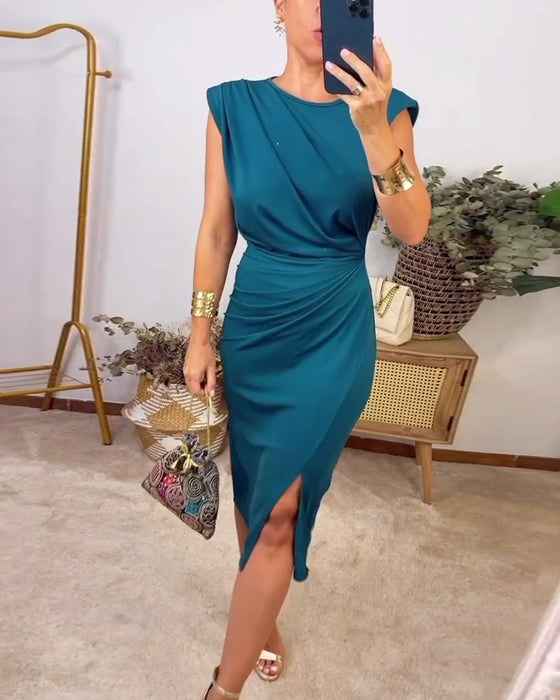 Ärmelloses, einfarbiges, plissiertes Kleid mit Schlitz