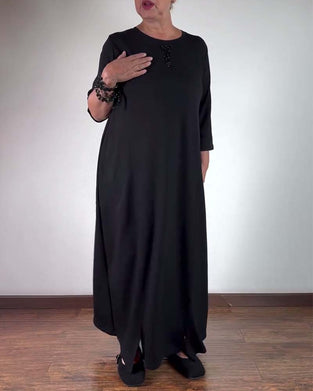 Einfarbiges, lockeres kleid mit rundhalsausschnitt