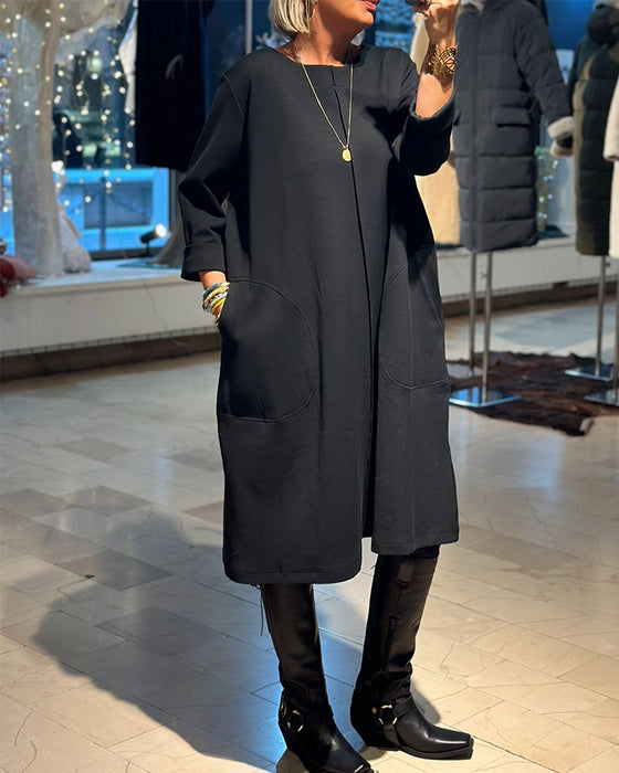 Lässiges, einfarbiges, lockeres kleid mit rundhalsausschnitt und tasche
