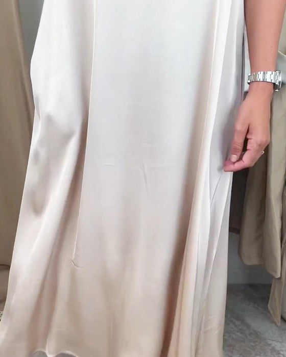 Lässiges, einfarbiges kleid mit V-ausschnitt und tasche
