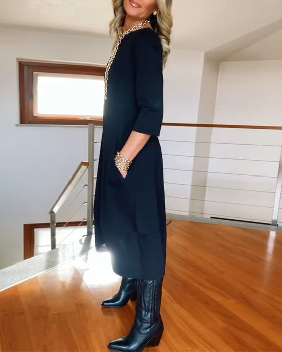 Elegantes einfarbiges kleid mit rundhalsausschnitt und tasche