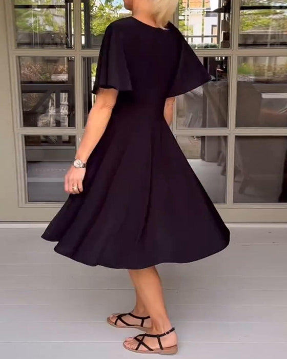 Einfarbiges, tailliertes freizeitkleid mit v-ausschnitt und schmetterlingsärmeln