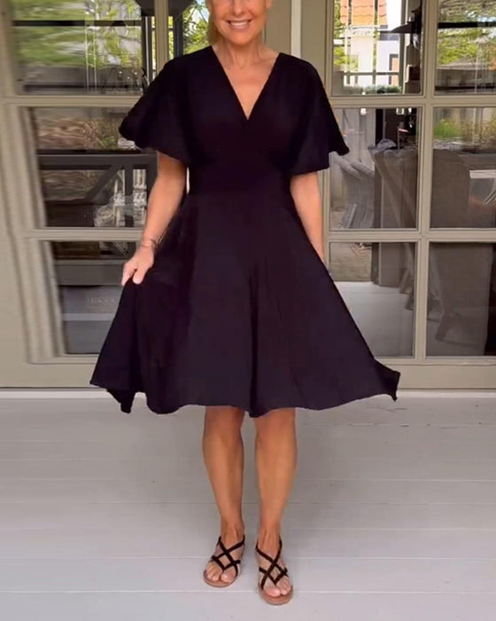 Einfarbiges, tailliertes freizeitkleid mit v-ausschnitt und schmetterlingsärmeln