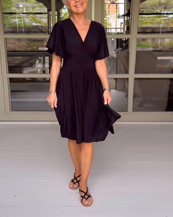 Einfarbiges, tailliertes freizeitkleid mit v-ausschnitt und schmetterlingsärmeln