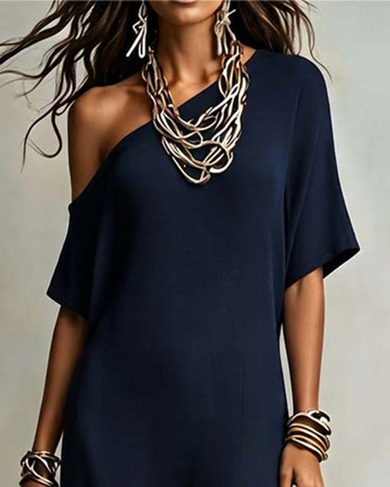 Kleid Mit Geschrägtem Schlitzschulter Und Schlitz