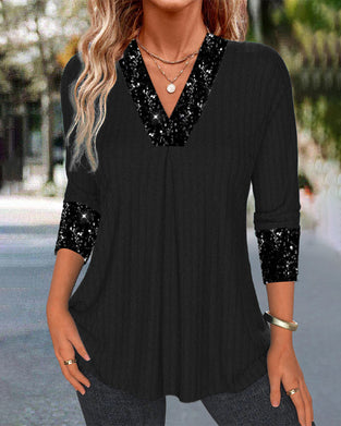 Lässiges, einfarbiges oberteil mit pailletten-patchwork und falten