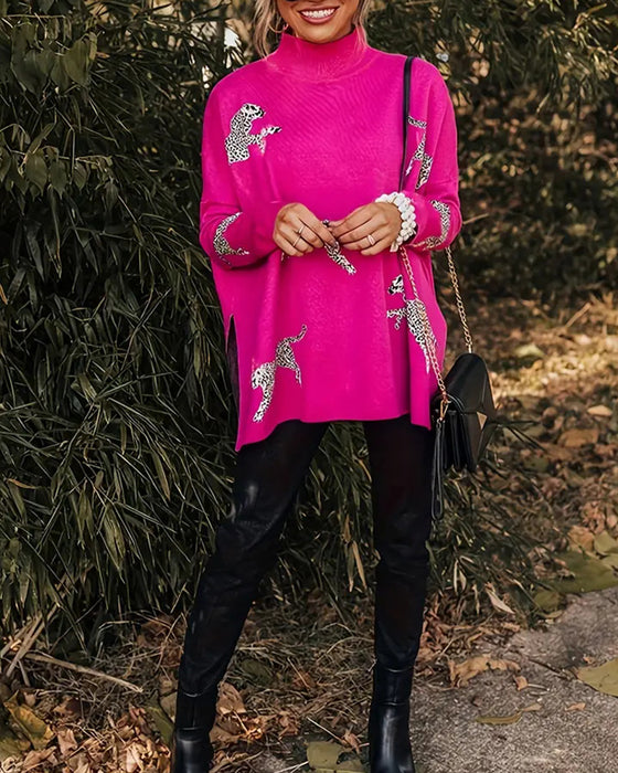 Stilvoller, lockerer pullover mit hohem kragen und leopardenmuster