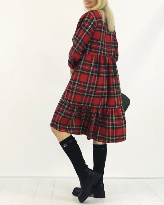Kariertes freizeitkleid mit rundhalsausschnitt