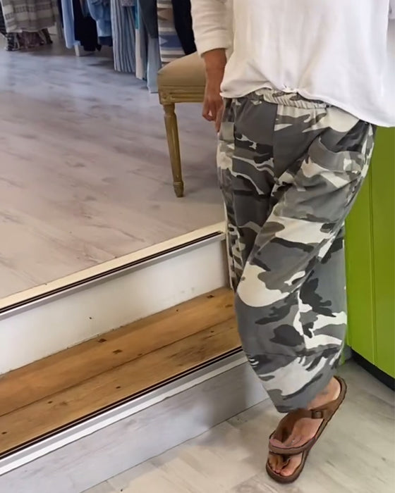 Lässige hose mit camouflage-print und tasche