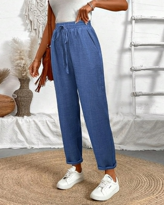 Freizeithose mit hohem Bund und Gürtel