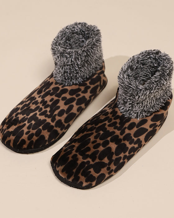 Winterliche Plüsch-Bodensocken mit Leopardenmuster