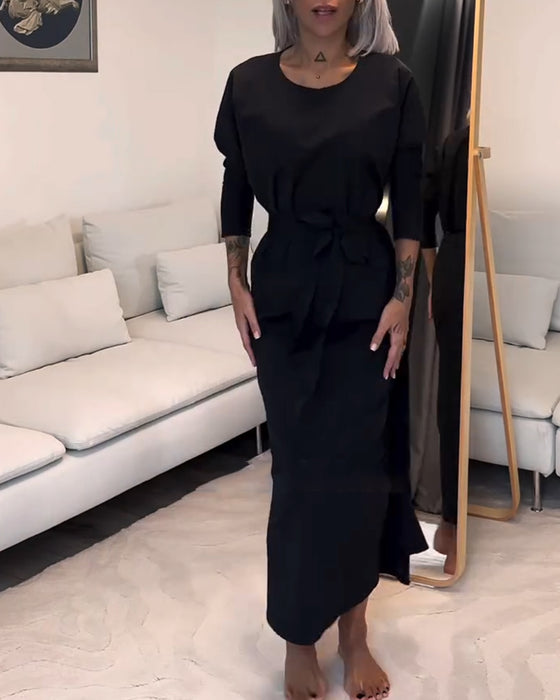 Modisches, einfarbiges, plissiertes kleid mit schnürung und rundhalsausschnitt