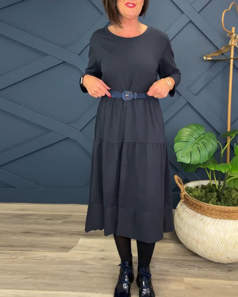 Lässiges einfarbiges patchwork-kleid mit rundhalsausschnitt