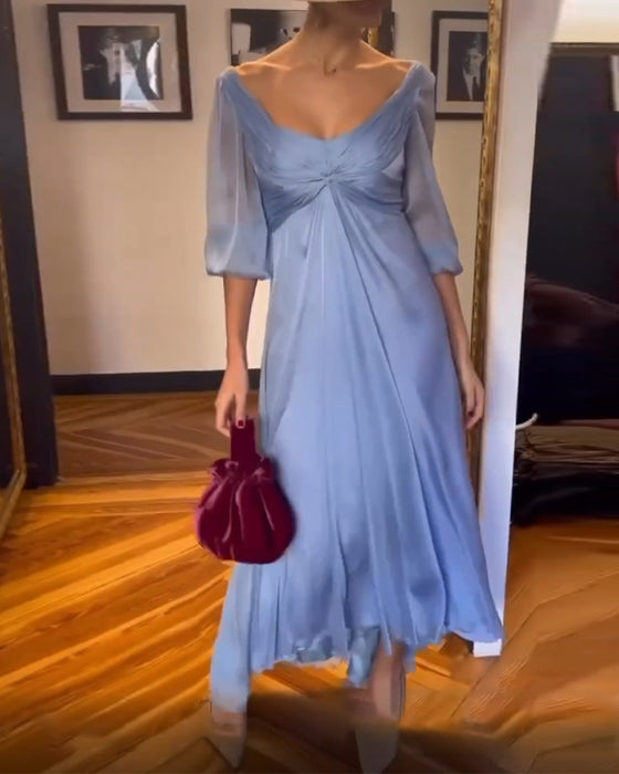 Einfarbiges, tief ausgeschnittenes taillenkleid