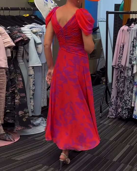 Bedrucktes kleid mit plissiertem schlitz