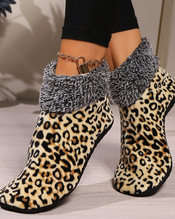 Winterliche Plüsch-Bodensocken mit Leopardenmuster