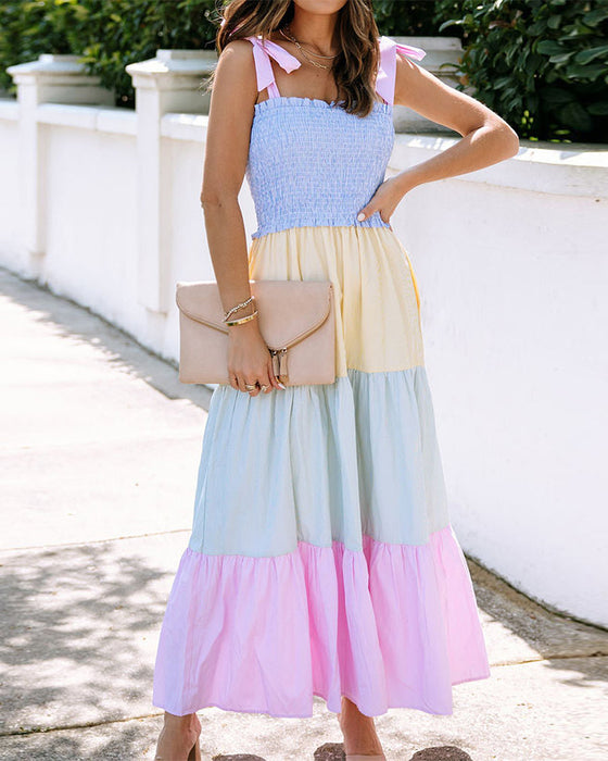 Kleid mit Kontrasteinsätzen und Trägern