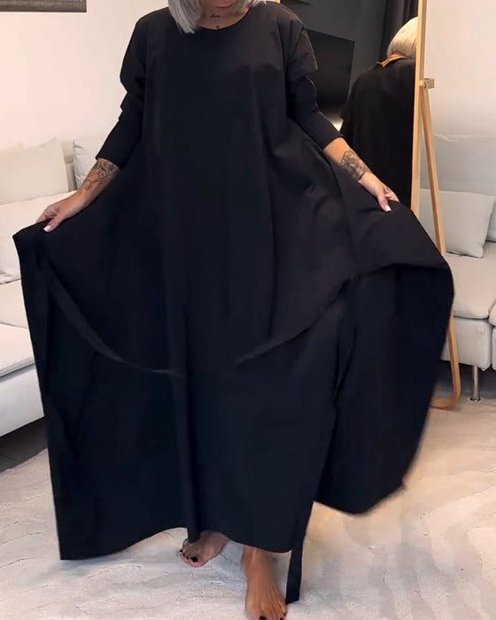 Modisches, einfarbiges, plissiertes kleid mit schnürung und rundhalsausschnitt