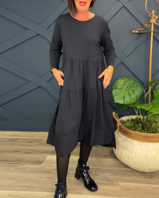 Lässiges einfarbiges patchwork-kleid mit rundhalsausschnitt
