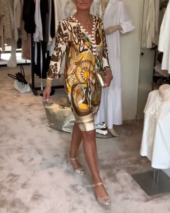 Lässiges Kleid mit V-Ausschnitt und Retro-Print