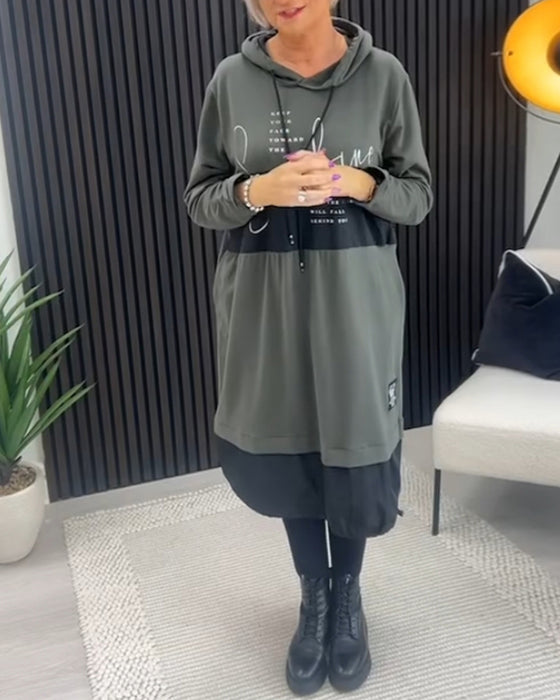Lässiges kleid mit kapuze und buchstaben-print in farbblock-optik