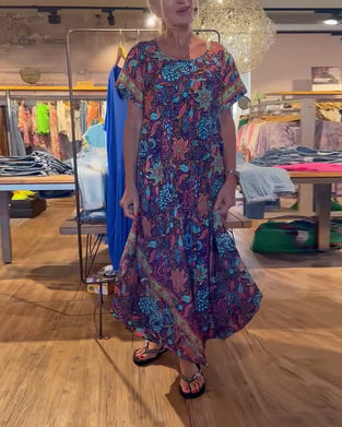 Bedrucktes langes kleid mit kurzen ärmeln und rundhalsausschnitt