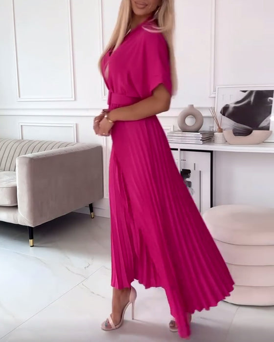 Einfarbiges, plissiertes, elegantes kleid mit v-ausschnitt und kurzen ärmeln