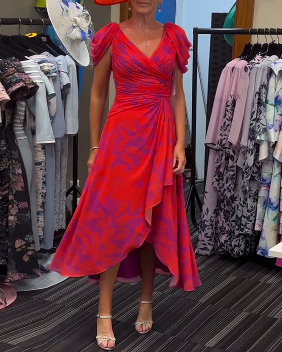 Bedrucktes kleid mit plissiertem schlitz