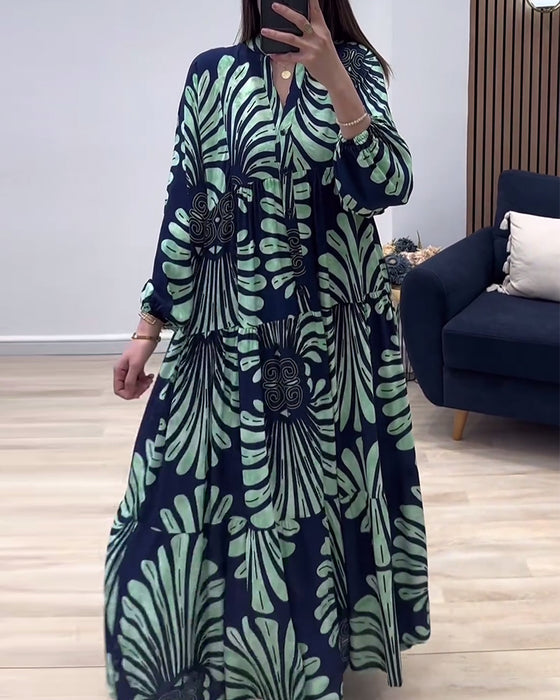 Langes kleid mit stehkragen und langen ärmeln, patchwork-print
