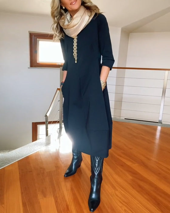Elegantes einfarbiges kleid mit rundhalsausschnitt und tasche