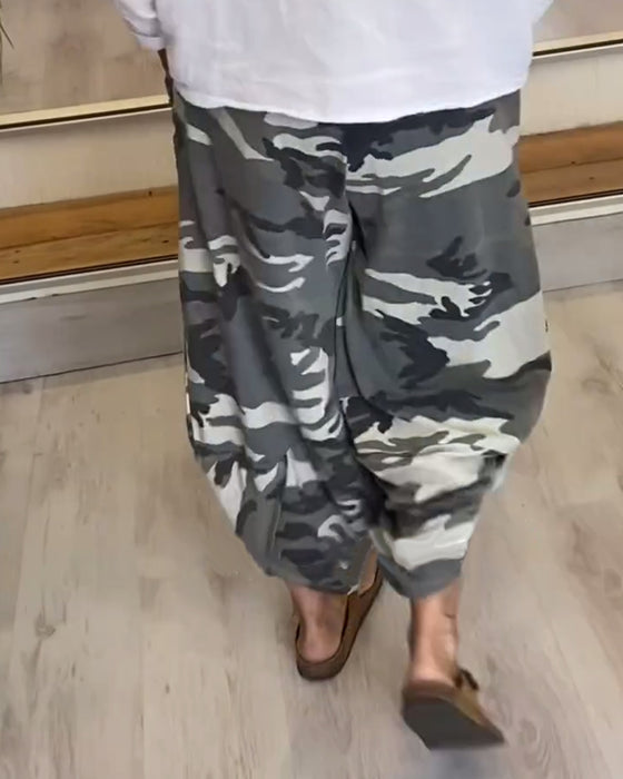 Lässige hose mit camouflage-print und tasche