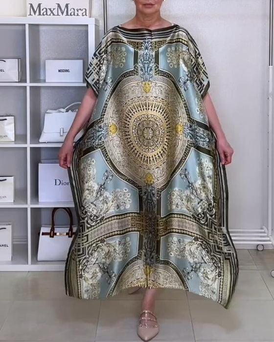 Lockeres boho-kleid mit schlitz und print
